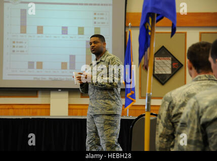 Le sergent-chef en chef. Phillip Easton, 341e Escadre de Missile Command chef, parle de l'aviateurs à la première des quatre appels du commandant du 2 avril à la plier, Grizzly Malmstrom Air Force Base, au Montana, Easton a discuté des objectifs de l'aile en fonction de la Force aérienne stratégique du 20ème récit, la sécurité estivale et l'importance de rester vigilants. (U.S. Air Force photo/Le s.. Delia Marchick) Banque D'Images