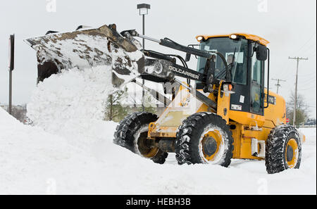 Le s.. Scott Mitchell, du 436e Escadron de Génie Civil Utilities boutique, efface la neige de la route le 17 février 2015, près de la station de base sur Dover Air Force Base, Del. Scott et autres 436e membres de la SCÉ effacée de la neige des routes, parcs de stationnement, ligne de vol, les pistes et les voies de circulation rapide après déménagement Tempête Octavia passé à travers la région de Douvres. (U.S. Air Force photo/Roland Balik) Banque D'Images