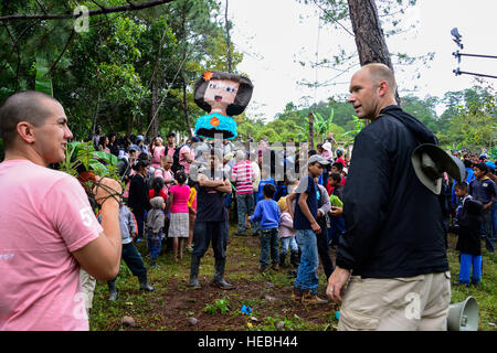 Le sergent de l'armée américaine. Joshua Smith, Joint Task Force-Bravo, adjoint de l'aumônier de l'US Air Force et le capitaine Samuel McClellan, Joint Task Force-Bravo, aumônier du commandement de préparer une piñata pour les enfants de Potrerillos, Siguatepeque, Honduras, le 25 octobre 2014. Dans le cadre de la 57ème Chapelle randonnée pédestre, plus de 130 membres affectés à Joint Task Force-Bravo ont lacé leurs chaussures de randonnée et parcouru près de quatre milles sur une montagne d'aider à produire plus de 3 500 livres à des dons de marchandises sèches aux villageois dans le besoin. (U.S. Air Force photo/Tech. Le Sgt. Heather Redman) Banque D'Images