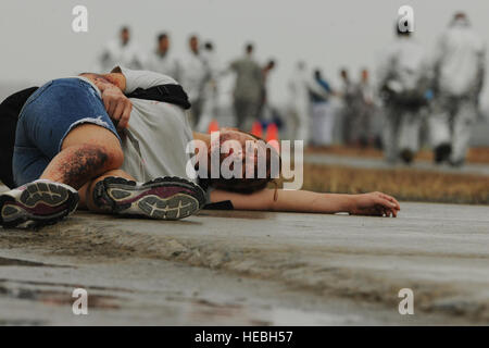 Une victime simulée se trouve sur le terrain au cours d'un exercice d'intervention en cas d'accident grave à Kunsan Air Base, République de Corée, le 29 septembre, 2011. Le loup PackÕs les premiers intervenants pratiqué leur réponse à une simulation d'écrasement d'avion pour s'assurer que la base est prête à réagir rapidement si la menace réelle se présentent. (U.S. Photo de l'Armée de l'air par la Haute Bretagne Airman Y. Bateman/libérés) Banque D'Images