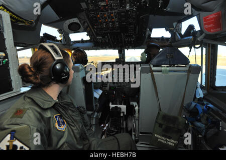 Le major Angela Hauck, 116e Escadron de ravitaillement en vol directeur des opérations, observe tandis que le Major Gena Fedoruk, 92e Escadron de soutien de chef d'opérations en cours, et le Major Stephanie Blech, 92e Groupe d'opérations chef de la normalisation et l'évaluation, préparez-vous au décollage lors d'une mission de ravitaillement, le 13 mars 2014, à Fairchild Air Force Base, dans le vol était une mission a tenu à honorer et commémorer le Mois de l'histoire des femmes. (U.S. Photo de l'Armée de l'air par le sergent. Veronica Montes/libérés) Banque D'Images