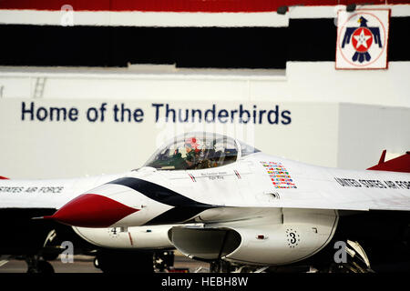 Le Major Caroline Jensen, Thunderbird 3, aile droite, pilote de formation des taxis pour une sortie à Nellis Air Force Base, Nevada, 12 mars 2012. (U.S. Air Force photo/Le s.. Larry E. Reid Jr., sorti) Banque D'Images