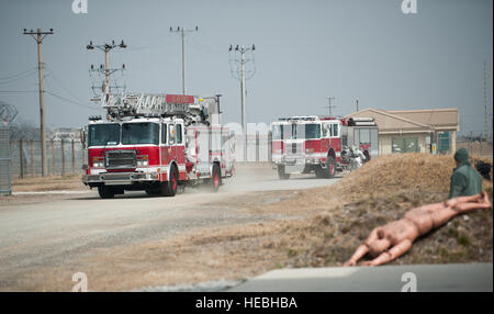 Les pompiers du 8e Escadron de génie civil du service d'incendie et de l'Escadron de soutien de l'aile Marine 172 répondre à une simulation d'incendie à Kunsan Air Base, République de Corée, 18 mars 2014. Les pompiers menée de classe et l'entraînement au tir réel avec la République de Corée air force 38e Groupe de chasseurs pompiers pour améliorer le travail d'équipe entre les services d'incendie. (U.S. Photo de l'Armée de l'air par le sergent. Clayton Lenhardt/libérés) Banque D'Images