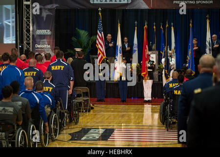 Les athlètes en compétition dans le guerrier blessé stand Jeux pour l'hymne national, le 28 septembre 2014, à l'Olympic Training Center de Colorado Springs, au Colorado Le guerrier blessé 2014 Jeux dispose d'athlètes de l'ensemble du Ministère de la Défense qui sont en concurrence dans les événements de style olympique pour leur branche militaire. L'objectif de ces jeux est d'aider à mettre en évidence le potentiel illimité de guerriers à travers les sports de compétition. (U.S. Air Force photo par un membre de la 1re classe Taylor Reine) Banque D'Images