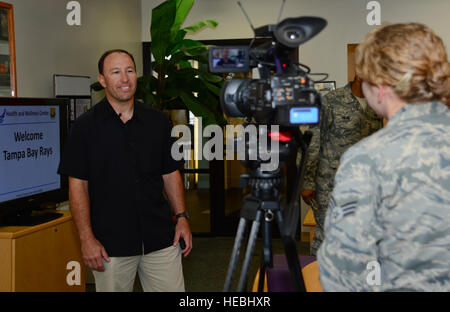 Un radiodiffuseur de la 6e escadre de mobilité aérienne a interviewé un entraîneur sportif professionnel invité à la base aérienne MacDill, en Floride, le 22 janvier 2013. La visite comprenait des visites d'installations médicales et de fitness. Banque D'Images