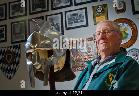 Ancien combattant de la Seconde Guerre mondiale Peter Schantz, 87, San Leandro, Californie, qui a servi avec le 793e Bataillon de la Police militaire dans le théâtre d'opérations européen pose pour un portrait dans le 793e Bataillon de la Police militaire salle de conférence, 1 octobre 2012. Schantz fait le voyage de Joint Base Elmendorf-Richardson partans pour assister à la "bataillon" balle avec sa femme et son fils, où il a été honorarily conféré le grade de sergent en chef de bataillon, le Lieutenant-colonel Stephen E. Gabavics commande et le Sgt. Le major Bryan D. Lynch. Banque D'Images