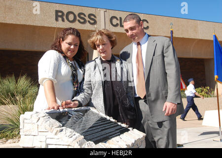 GOODFELLOW AIR FORCE BASE, Texas -- à partir de la gauche : Shannon Summar-Ross, Sally Ross et Jason Ross prenez quelques instants pour regarder par dessus la plaque qui consacre et renomme le 17e Groupe médical Traitement militaire mondial à la Ross Clinique. Le bâtiment a été officiellement renommé après leur père et mari, le colonel Jerry Ross, qui était le 17e commandant de l'OMD de 1992 à 1995, au cours d'une cérémonie d'inauguration du bâtiment le 8 novembre. (U.S. Air Force photo/Le s.. Heather Rodgers) lièvres, souvenirs de son père, le Colonel Jerry Ross lors de la cérémonie du 17e Groupe de traitement médical militaire Banque D'Images