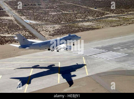 YAL-1A, l'une modification Boeing 747-400 F connu comme le laser aéroporté, des terres à Edwards Air Force Base, en Californie, l'Airborne Laser Testbed détruits avec succès un missile balistique 11 Février au-dessus de l'océan Pacifique. (U.S. Photo de l'Armée de l'air) Banque D'Images