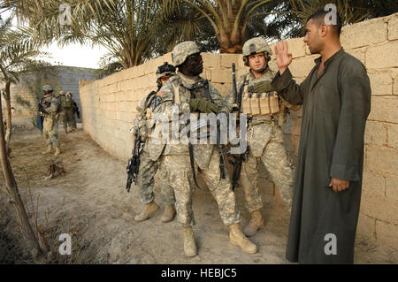 Spécifications de l'armée américaine. Angel, linguiste, et 2ème le Lieutenant Scott Siggens avec Delta Company, Division de cavalerie, 12e Régiment d'infanterie, question sections locales durant une patrouille à pied dans le Khalis, l'Iraq, le 21 février 2007. (U.S. Photo de l'Armée de l'air par le sergent. Stacy L. Pearsall (Sortie) Banque D'Images