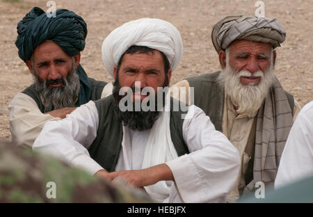 Les anciens du village afghan écouter Ashraf Naseri, gouverneur de la province de Zaboul, lors d'une shura à Qalat City, province de Zabul, 31 juillet 2010. Un Shura est une rencontre traditionnelle où les anciens discuter de grandes questions et prendre les meilleures décisions pour leur tribu. La Shura a été accueillie par le gouvernement de la République islamique d'Afghanistan et de l'Équipe de reconstruction provinciale de Zabul. Étaient également présents des représentants de l'Armée nationale afghane, de la Police nationale afghane, l'armée roumaine et l'armée américaine 2e Escadron, 2e régiment de cavalerie de Stryker. Banque D'Images