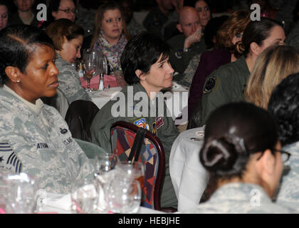 Le colonel Nancy Bozzer, commandant du 100e groupe d'opérations à l'écoute de Jean Patterson la parole au déjeuner du Mois de l'histoire des femmes le 22 mars 2013, à RAF Mildenhall, Angleterre. Plus de 80 membres ont participé à l'équipe de Mildenhall le déjeuner et des discours. (U.S. Photo de l'Armée de l'air par Gina Randall/libérés) Banque D'Images