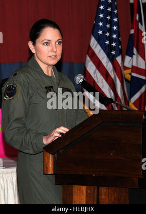 Le lieutenant-colonel Shelly Rodriguez, commandant du 67e Escadron d'opérations spéciales de Dodge City, Kansas, prend la parole à l'histoire des femmes. déjeuner, le 22 mars 2013, à RAF Mildenhall, Angleterre. Au cours des 20 dernières années Rodriguez dans l'Armée de l'air, elle a servi en tant que pilote, pilote instructeur et pilote de l'évaluateur dans MC-130 et SC-130. Rodriguez a parlé des défis auxquels elle fait face à être une femme dans un domaine dominé par les hommes. (U.S. Photo de l'Armée de l'air par Gina Randall/libérés) Banque D'Images