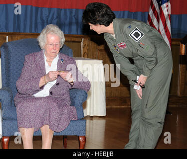 Le colonel Nancy Bozzer, commandant du 100e groupe d'opérations, présente une pièce de Jean Patterson au mois de l'histoire des femmes le 22 mars 2013 Déjeuner-causerie, à RAF Mildenhall, Angleterre. Patterson donne des conférences dans les bibliothèques, les écoles et des Sourds de la société au sujet de son temps dans la Royal Air Force à partir de quand elle a rejoint en mai 1941. (U.S. Photo de l'Armée de l'air par Gina Randall/libérés) Banque D'Images