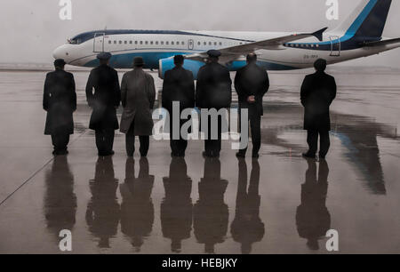 Aviateurs de la 89e Escadre de transport aérien Bureau du protocole, la représentation de l'Armée de l'air District de Washington et les fonctionnaires du Département d'État américain à se préparer pour la formation et un Airbus 320 départ, transportant le Prince Charles et son épouse, Camilla, la duchesse de Cornouailles, à Londres du Joint Base Andrews, dans le Maryland, le 20 mars 2015. Cette visite de quatre jours était le prince et la duchesse' troisième voyage officiel aux États-Unis (U.S. Photo de l'Armée de l'air par le conseiller-maître Sgt. Kevin Wallace/libérés) Banque D'Images