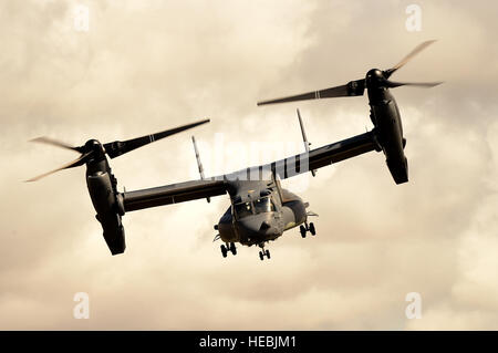 Un CV-22B Osprey affecté à la 7e Escadron d'opérations spéciales effectue une démonstration aérienne de ses capacités pendant la Royal International Air Tattoo à Fairford Royal Air Force, en Angleterre, le 19 juillet 2015. La participation américaine dans riat a mis en évidence la force de l'engagement de l'Amérique pour la sécurité de l'OTAN et ses alliés. (U.S. Air Force photo/Tech. Le Sgt. Chrissy Meilleur) Banque D'Images