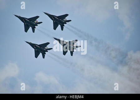 Un navire de quatre MiG-29 de la Force aérienne royale malaisienne (CGRR) affichage de l'équipe de voltige "Smokey Bandits' effectuer pendant la Singapore Airshow 2012 le 15 février 2012. Le CGRR comprennent les mondes seule femme pilote de MiG-29, le Major Patricia Yapp Syau Yin. Banque D'Images