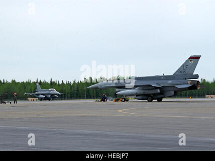 Deux F-16 de la Republic of Singapore Air Force ont roulé à la base aérienne d'Eielson, en Alaska, le 30 mai pour Red Flag-Alaska 07-2, un exercice des forces aériennes du Pacifique fournissant des contre-airs conjoints, des interdictions, un soutien en plein air et une formation à l'emploi de grandes forces. Banque D'Images
