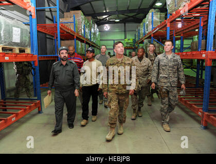 Le Lieutenant-général William B. Caldwell, IV, Mission de formation de l'OTAN Afghanistan Commandant, Centre, tours un entrepôt d'approvisionnement au centre logistique régional Ouest dans la province de Herat, Afghanistan, le 18 août 2011. Le général a visité l'installation de l'offre d'évaluer les progrès et défis de la mise en oeuvre de l'Armée nationale afghane durable et la Police nationale afghane des systèmes d'approvisionnement. Banque D'Images