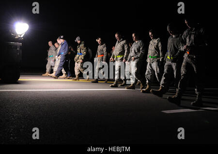 SPANGDAHLEM AIR BASE, Allemagne - aviateurs affectés à la 52e Groupe d'entretien effectuer une inspection des débris d'objets étrangers et d'un taxi-way en préparation pour le décollage des 480e Escadron de chasse F-16 Fighting Falcon à l'appui de l'opération Odyssey Dawn le 19 mars. Groupe de travail conjoint Odyssey Dawn est l'U.S. Africa Command task force créée pour fournir et opérationnel système tactique de commandement, de contrôle et de forces militaires américaines soutenant la réponse internationale à l'agitation en Libye et de l'application de la résolution du Conseil de sécurité des Nations Unies (CSNU) 1973. La résolution 1973 autorise toutes les Banque D'Images