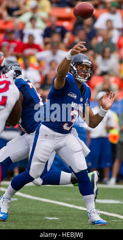 Seattle Seahawks quarterback Russell Wilson lance une passe vers la fin de la zone au cours du troisième trimestre de 2013 de la Ligue nationale de football Pro Bowl 27 janvier., à l'Aloha Stadium d'Honolulu. Wilson diriger le NFC pour une victoire 62-35 sur l'AFC passant pour trois passes de touché dans son premier Pro Bowl. Plusieurs centaines de militaires affectés à diverses bases Hawaii ont été honorés lors de la cérémonie d'ouverture des jeux et de la fête de la mi-temps. (Département de la Défense photo de haute technologie de l'US Air Force. Le Sgt. Michael R. Holzworth/libérés) Banque D'Images