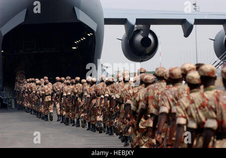 050717-F-3963C-214 les soldats rwandais line jusqu'à bord d'un U.S. Air Force C-17 Globemaster III à l'Aéroport International de Kigali, au Rwanda, pour le transport dans la région du Darfour au Soudan le 17 juillet 2005. Le pont aérien américain fait partie des grandes multinationales de l'effort pour améliorer la sécurité et de créer les conditions dans lesquelles l'assistance humanitaire peut être plus efficacement fournis à la population du Darfour. Photo du DoD par le sergent. Bradley C. Church, U.S. Air Force. (Publié) Banque D'Images