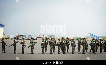 Les soldats rwandais à attendre en ligne à bord d'un U.S. Air Force C-17 Globemaster III à Kigali, Rwanda, 19 janvier 2014. Les forces américaines ont été dépêchés pour fournir une assistance aux troupes internationales de transport aérien à l'appui de l'Union africaine un effort pour réprimer la violence en République centrafricaine. (U.S. Photo de l'Armée de l'air par le sergent. Ryan grue/libéré) Banque D'Images