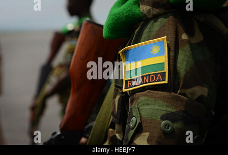 Les soldats rwandais à attendre en ligne à bord d'un U.S. Air Force C-17 Globemaster III à Kigali, Rwanda, 19 janvier 2014. Les forces américaines ont été dépêchés pour fournir une assistance aux troupes internationales de transport aérien à l'appui de l'Union africaine un effort pour réprimer la violence en République centrafricaine. (U.S. Photo de l'Armée de l'air par le sergent. Ryan grue/libéré) Banque D'Images