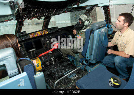 Erin Kennedy, gauche, et Steve Leadore, droite, les deux équipages de service commun, l'extension (Mask-Fixed JSAM-FW) membres de l'équipe de recherche, obtenir des commentaires sur le masque de l'U.S. Air Force 167e Escadron de transport aérien, le pilote Jeff Musser lors d'une évaluation sur le terrain lors de la 167e Escadre de transport aérien, Virginie de l'unité de la Garde nationale aérienne de Martinsburg, W.Va., 7 décembre 2011. L'équipe de recherche travaille sur le développement d'un service commun d'équipage masque. (U.S. Air Force photo par le Sgt. Emily Beightol-Deyerle/libérés) Banque D'Images