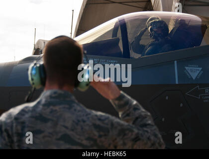 Le général Jay Silveria, U.S. Air Force, commandant du Centre de guerre rend hommage à son chef d'équipage navigant de première classe, Patterson, 33e Escadron de maintenance des aéronefs, comme il commence à circuler pour son dernier vol de qualification dans le F-35A Lightning II le 26 septembre à la base aérienne d'Eglin, en Floride Silveria est devenu le premier officier général au Ministère de la défense à se qualifier dans la cinquième génération de chasseurs. Il a complété sa formation avec dos-à-dos et les vols de ravitaillement chaud pit. (U.S. Air Force photo/Samuel King Jr.) Banque D'Images