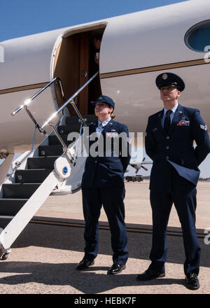Le s.. Amanda Jones et Senior Airman Leonel Lopez, 89e Escadron de l'Air Port Aérien spécial Missions représentants des gares de voyageurs, stand au défilé à côté des escaliers de repos d'un C-37 et attendre l'arrivée de Marine Le Général John Kelly, commandant du Commandement Sud des États-Unis, à Joint Base Andrews, dans le Maryland, le 1er avril 2015. SAM PAX aviateurs viennent de la 2T2X1 de l'air champ professionnel du transport, et qu'une poignée à l'échelle de l'Armée de l'air l'occasion de travailler l'unique mission PAX SAM. (U.S. Photo de l'Armée de l'air par le conseiller-maître Sgt. Kevin Wallace/libérés) Banque D'Images