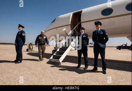 Le sergent-chef. Christopher Osborne, 89e Escadre de transport aérien ; superintenden Protocole Flightline Le s.. Amanda Jones et Senior Airman Leonel Lopez, 89e Escadron de l'Air Port Aérien spécial Missions représentants des gares de voyageurs, s'élèvent à près d'un repos de parade C-37 et attendre l'arrivée de Marine Le Général John Kelly, commandant du Commandement Sud des États-Unis, à Joint Base Andrews, dans le Maryland, le 1er avril 2015. SAM PAX et protocole d'aviateurs travaillent ensemble sur le "meet and greet" mission pour visiteurs de marque. (U.S. Photo de l'Armée de l'air par le conseiller-maître Sgt. Kevin Wallace/libérés) Banque D'Images