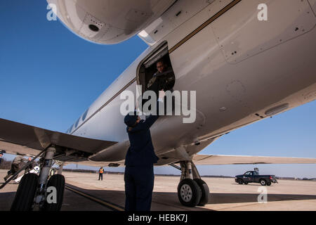 Le s.. Amanda Jones, 89e Escadron de l'Air Port Aérien spécial Missions représentant des gares de voyageurs, les mains avec une assurance jusqu'à un C-37 membre d'équipage à Joint Base Andrews, dans le Maryland, le 1er avril 2015. Jones est originaire de près de Jacksonville, N.C., et a été dans l'Armée de l'air neuf ans. (U.S. Photo de l'Armée de l'air par le conseiller-maître Sgt. Kevin Wallace/libérés) Banque D'Images
