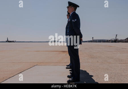 Le sergent-chef. Christopher Osborne, 89e Escadre de transport aérien, surintendant Protocole Flightline et le sergent. Amanda Jones et Senior Airman Leonel Lopez, 89e Escadron de l'Air Port Aérien spécial Missions représentants des gares de voyageurs, s'élèvent à près d'un repos de parade C-37 et préparer pour saluer le départ d'un C-37 à Joint Base Andrews, dans le Maryland, le 1er avril 2015. SAM PAX et protocole d'aviateurs travaillent ensemble sur le "meet and greet" mission pour visiteurs de marque. (U.S. Photo de l'Armée de l'air par le conseiller-maître Sgt. Kevin Wallace/libérés) Banque D'Images