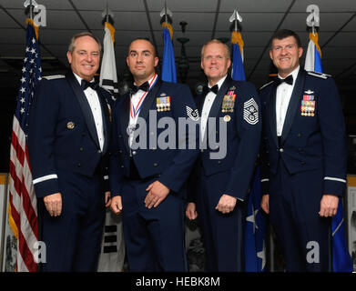 Les dirigeants de la Force aérienne et les membres de haut rang engagés participent à une cérémonie d’initiation des sous-officiers supérieurs à la base aérienne de Kunsan, en Corée du Sud, reconnaissant les étapes importantes de la promotion et du perfectionnement professionnel. Banque D'Images
