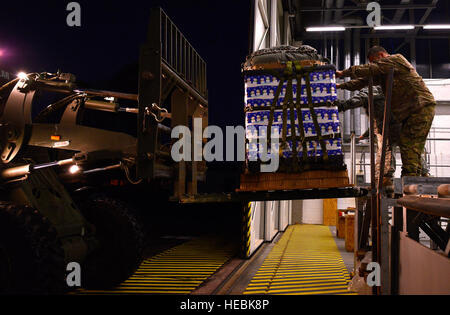 Quartier-maître de 5ème armée de soldats du détachement de charger une palette de jouets sur un chariot élévateur pour une semaine de Saut International toy drop event 7 décembre 2015, à la base aérienne de Ramstein, en Allemagne. La palette a été chargé sur un C-130J Super Hercules et abandonnée à Alzey, Allemagne. (U.S. Air Force photo/Navigant de première classe Tryphena Mayhugh) Banque D'Images