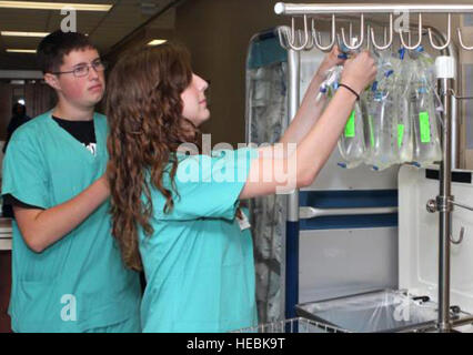 Les bénévoles Ryan Teich et Haley Richards label IV sacs dans l'unité de soins post-anesthésiques au San Antonio centre médical militaire. Le programme de bénévolat a 66 high school de l'adolescence avec plus de 35 superviseurs affectés à travers le centre médical. Banque D'Images