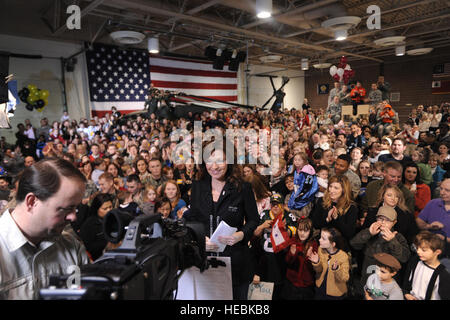 FORT RICHARDSON, Alaska-- Le gouverneur de l'Alaska Sarah Palin se prépare pour son commercial Superbowl 25 Janvier, 2009. Gov. Palin était en soulignant l'importance de la famille et de l'armée des États-Unis. (U.S. Air Force photo/Airman First Class Kristin élevée) Banque D'Images