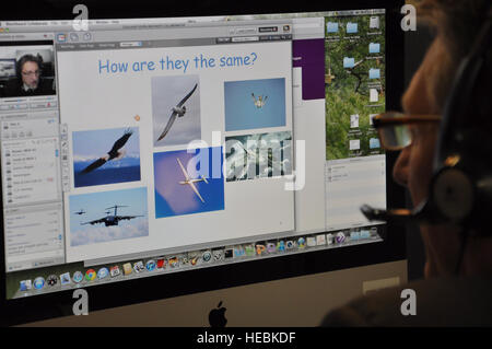 Le Dr Don 'Doc. E' Erbschloe, expert scientifique en chef de l'Air Mobility Command, a organisé un séminaire en enseignant aux enfants comment AMC apprend à voler de manière plus efficace d'étudier comment les oiseaux voler. Le webinaire, à l'appui de l'Académie des sciences et mathématiques de l'Illinois du programme fusion sensibilisé plus de 500 étudiants de 30 écoles de l'Illinois. (U.S. Air Force photo/Le s.. Kelly-Herard R. ambre) Banque D'Images
