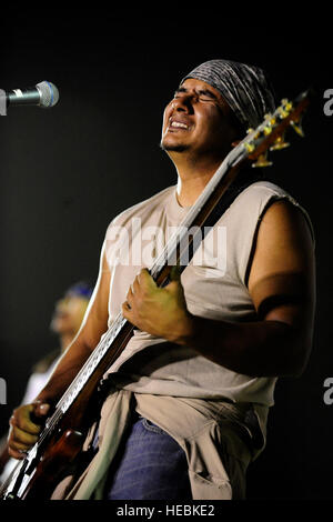 JoJo, bassiste pour le Grammy Award Winning Rock-N-Roll trio 'Los Lonely Boys, grimaces' comme il joue pendant un concert de musique avec le groupe Texas, à base d'opérations d'urgence Speicher, dans le nord de l'Iraq, le 4 septembre. Banque D'Images