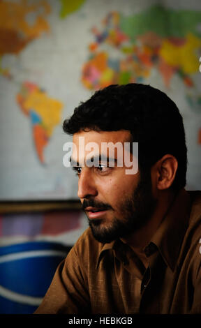 Le principal de Bog-E Poh School rencontre les membres de l'Équipe provinciale de reconstruction (EPR) Farah Farah, en Afghanistan, le 13 mai. Malgré les efforts de construction en cours sur l'école, de filles et de garçons afghans poursuivent leur formation en assistant à class dans des tentes et près de classe complète. Banque D'Images