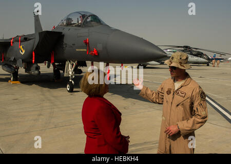 Heidi Grant, à gauche, le sous-secrétaire américain de l'Armée de l'air pour les affaires internationales, des entretiens avec le capitaine de l'Armée de l'air Eric Joachim, un F-15E Strike Eagle pilote avion avec le 335e Escadron de chasse, au cours de la 2014 International de l'aéronautique de Bahreïn à Sakhir Air Base, Bahreïn, le 17 janvier 2014. (U.S. Photo de l'Armée de l'air par le sergent. Stephany Richards/libérés) Banque D'Images