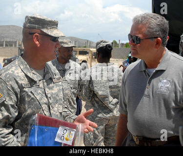 (À gauche), le colonel de l'Armée de Kenneth Donnelly, Groupe de travail Bon Voizen (commandant de la Garde nationale de Louisiane) fournit des renseignements généraux pour marquer Stansberry, de peuple à peuple le président du conseil d'administration international, concernant l'Ecole Nationale de l'école George K., qui se préparent à faire des dons. Les gens entre eux et l'exploitation Internationale des Enfants International a fait don de 2 500 kits de fournitures scolaires, qui ont été distribuées aux enfants dans trois écoles différentes, qui étaient d'anciens projets de Nouveaux Horizons, dans le département d'Artibonite d'Haïti, le 16 juin 2011. Les fournitures ont été livrées par les troupes et le leadership de T Banque D'Images