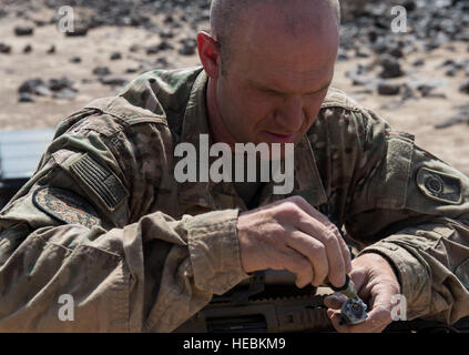 L'équipe de tireurs d'un Scout Marksman, partie du peloton de reconnaissance de la Compagnie Bravo, 2e Bataillon, 124e Régiment d'infanterie, 53ème Brigade Combat Team, Florida Army National Guard lubes sa M110 système semi-automatique fusils de sniper bolt carrier group pour combattre les effets de l'environnement désertique hostile avant d'un incendie réel formation au tir à longue portée et de qualification à l'éventail de formation Arta à Djibouti, 14 Oct 2015. La SST est une unité d'appui à la Force de réaction de l'Afrique de l'Est, une force de réaction rapide conçu pour répondre aux opérations de contingence dans le domaine de l'Africom r Banque D'Images