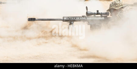 L'équipe de tireurs d'un Scout Marksman, partie du peloton de reconnaissance de la Compagnie Bravo, 2e Bataillon, 124e Régiment d'infanterie, 53ème Brigade Combat Team, en Floride, la Garde nationale tire un Barrett M107 semi-automatique de calibre .50 du matériel anti-fusil vers une cible de 1200 mètres lors d'un incendie réel formation au tir à longue portée et de qualification à l'éventail de formation Arta à Djibouti, 14 Oct 2015. La SST est une unité d'appui à la Force de réaction de l'Afrique de l'Est, une force de réaction rapide conçu pour répondre aux opérations de contingence à l'intérieur des États-Unis d'Afrique zone de responsabilité. (U.S. Air Force Phot Banque D'Images