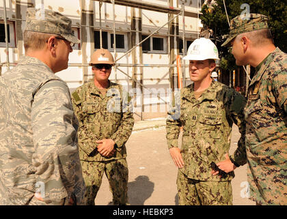 Le lieutenant de la Marine américaine James Stewart, Mobile Naval Construction Battalion 3 de Port Hueneme, en Californie, un projet de rénovation de l'école explique ici le 31 mai et le colonel de l'US Air Force Robert Marks, Résilience partagée 2012 co-directeur ; U.S. Navy Maître de 2e classe Richard Stansbury, NMCB 3 ; et l'armée de Bosnie-Herzégovine Brig. Gen. Ivica Jerkic, SR12 co-directeur. Les Seabees construit une clôture autour de la complexe militaire à Capljina et rénové l'école et dans l'annexe à l'appui de tous les SR12. NMCB 3 est un élément de construction navale expéditionnaire actuellement attribués à U.S. Naval Forces Europe 6ème groupe de la flotte F Banque D'Images