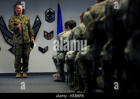 Le sergent du Corps des Marines des États-Unis. Le major Bryan Battaglia, premier enrôlé conseiller du président de l'état-major interarmées, parle aux aviateurs en direction d'un membre de l'école à Langley Air Force Base, en Virginie, le 7 mars 2014. Battaglia a discuté de l'importance du leadership dans le milieu de travail. (U.S. Air Force photo par un membre de la 1re classe Areca T. Wilson/libérés) Banque D'Images