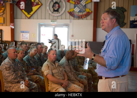 Au cours de sa visite au Camp Lemonnier, Djibouti, le 22 août 2012, secrétaire de l'Armée de l'air Michael Donley parle du rôle important que l'Armée de l'air joue à l'appui de la Force opérationnelle interarmées - Corne de l'Afrique mission. "Merci pour ce que vous faites pour l'Armée de l'air et de notre nation. [Partenaire] pour construire la capacité de chaque nation qu'il faut faire l'aviateur de son emploi", a déclaré Donley. Banque D'Images