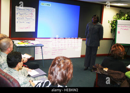 Loretta Gaines, un coordinateur des jeunes à partir de la base aérienne MacDill, Floride, donne une présentation au cours de formation avancé en leadership à l'Administration centrale à Air Mobility Command Scott AFB, en Illinois, le 8 décembre 2011. La formation, dirigée par AMC siège et le Boys & Girls Clubs of America, a été conçu pour aider les aviateurs, les civils de l'Armée de l'air et les membres de la famille à devenir plus résilientes et mieux équipées pour faire face aux rigueurs de la vie militaire. (U.S. Air Force photo par le Sgt. Sturkol Scott/libérés) Banque D'Images