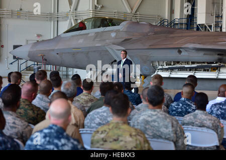 Secrétaire à la défense des États-Unis Ashton B. Carter parle au cours d'une troupe de 'parler' tenu le Joint Base Harbor-Hickam Pearl, le vendredi, Novembre 6, 2015. L'événement qui a eu lieu au Hangar 19, admis les membres en service de tous les cinq branches pour en savoir plus sur l'évolution de l'équilibre des forces dans l'Indo-Asian Région du Pacifique. Le Secrétaire à la défense, Carter a également répondu aux questions d'aviateurs, marins, marines, soldats et gardes côtes allant de tensions dans la mer de Chine du Sud à la séquestration et les compressions budgétaires. (U.S. Air Force photo/Le s.. Christopher Stoltz/libérés) Banque D'Images