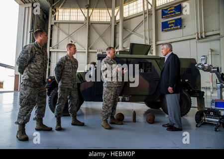 Le secrétaire à la défense Chuck Hagel reçoit un mémoire du 628e Escadron de génie civil vol des explosifs et munitions le 17 juillet 2013, au cours d'une manifestation à Joint Base Charleston- Air Base, L.C. Hagel est le 24e secrétaire à la défense et le premier combat engagé pour diriger l'ancien ministère de la Défense. La visite de Hagel JB Charleston, mentionnons la possibilité d'apprendre à voler et appuyer les opérations menées dans l'Armée de l'air à Charleston, rencontre avec des représentants de Boeing de parler de ce que l'entreprise fournit à l'Armée de l'air, et la conduite d'une séance de discussion ouverte avec le ministère de la Défense nationale : Banque D'Images